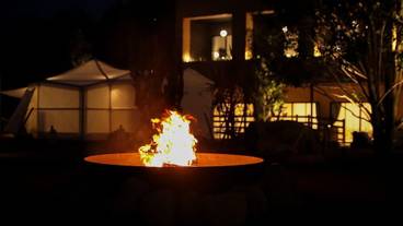 施設の正面 (日没後) / 1