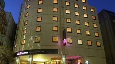 施設の正面 (日没後) / 1