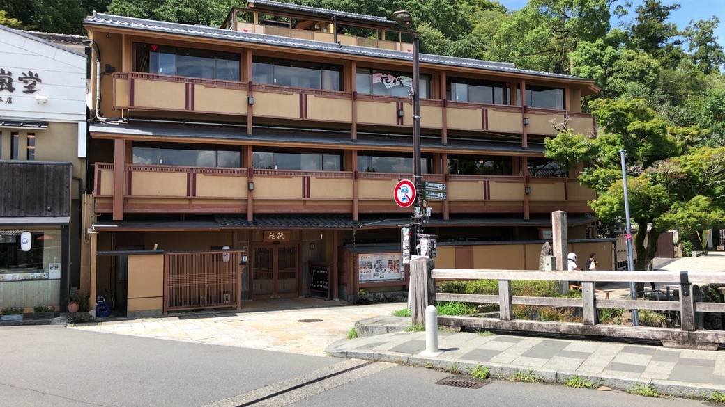 目の前に渡月橋
絶好のロケーション / 1