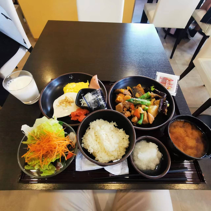 朝食は、東横インなどの比べると2ランク上。手作り感がある。