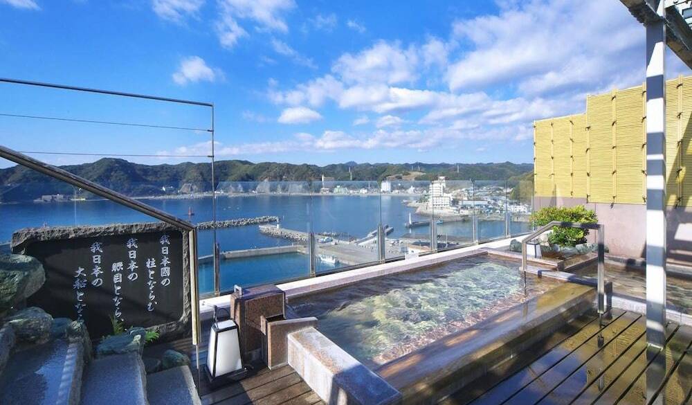 まるで海に浮かぶよう…
「天空庭園風呂」を堪能 / 1