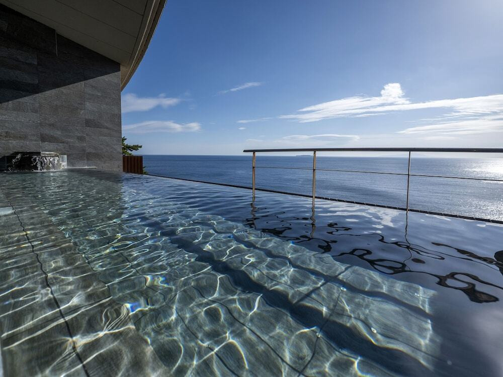 アンティークな空間やインフィニティ露天風呂などで贅沢な休日を4002353