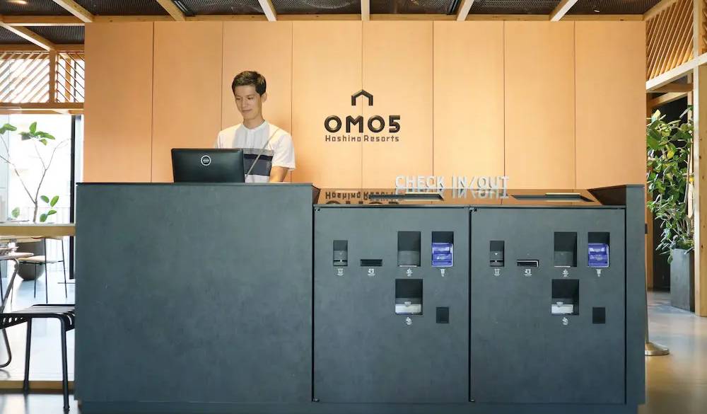 同じスペースにあるフロントでチェックインを。タッチパネルの機械で簡単に手続きできるので、とてもスムーズです。