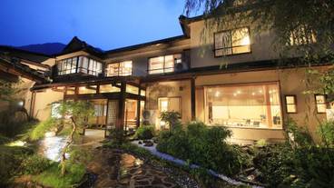 宿の外観(夜) / 2