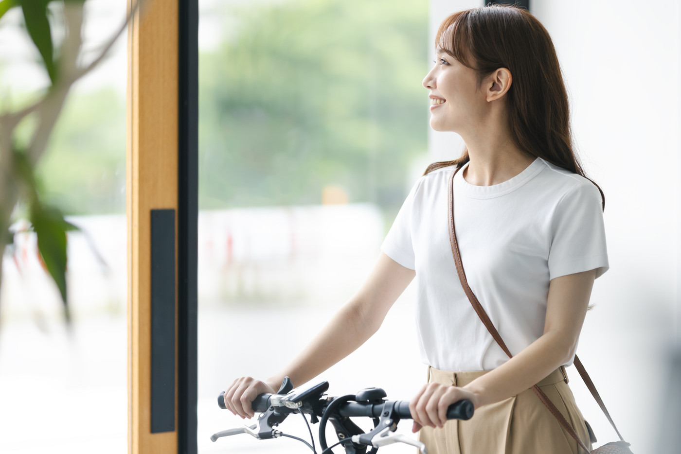 自転車で出かける女性