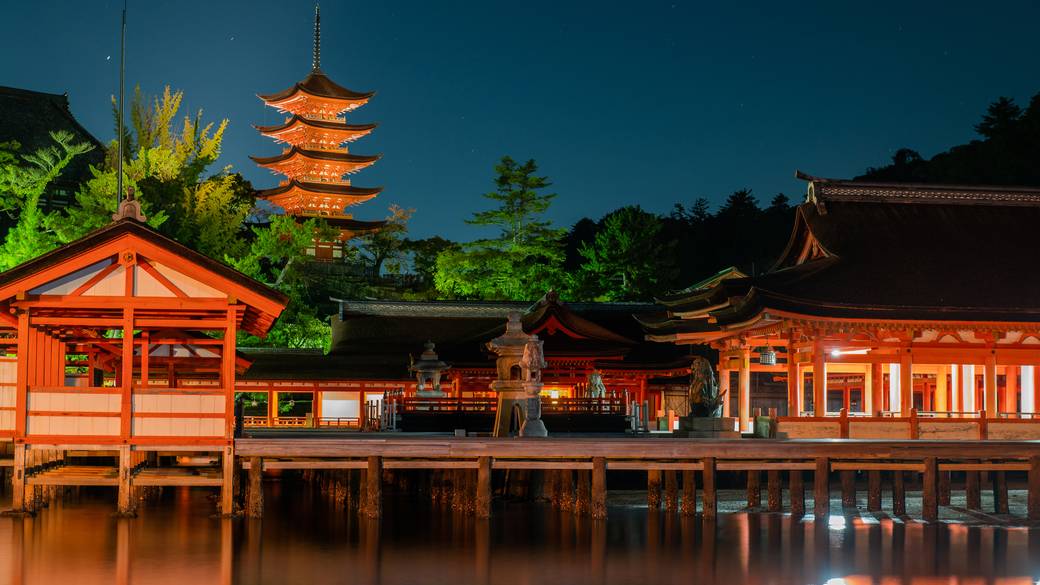 夜風にあたりながら
幻想的な夜の宮島散策 / 1