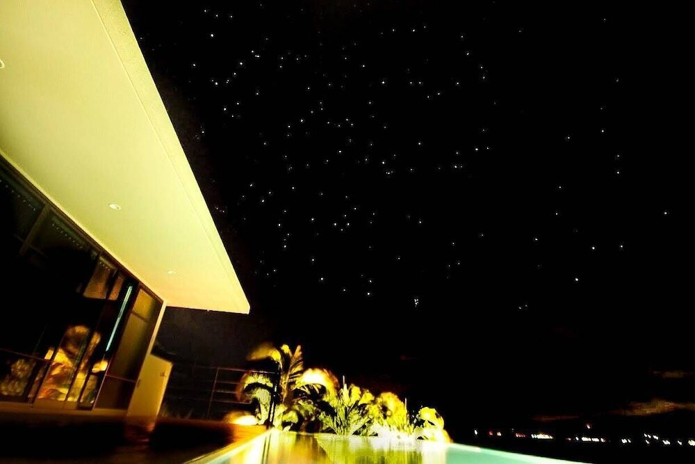 施設の正面 (日没後)