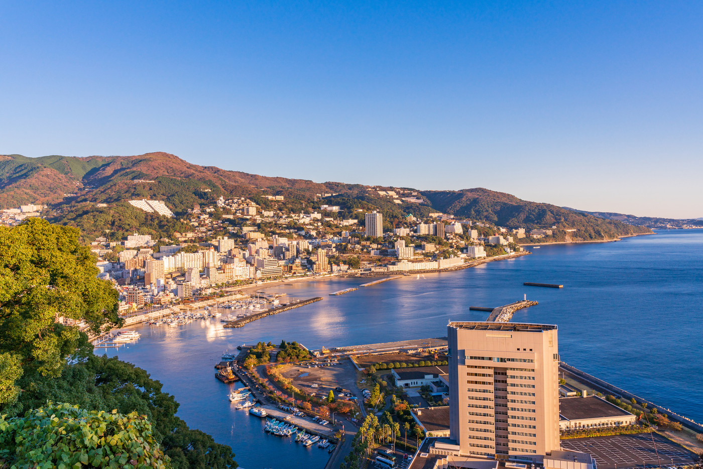 (静岡県)熱海のホテル街 早朝