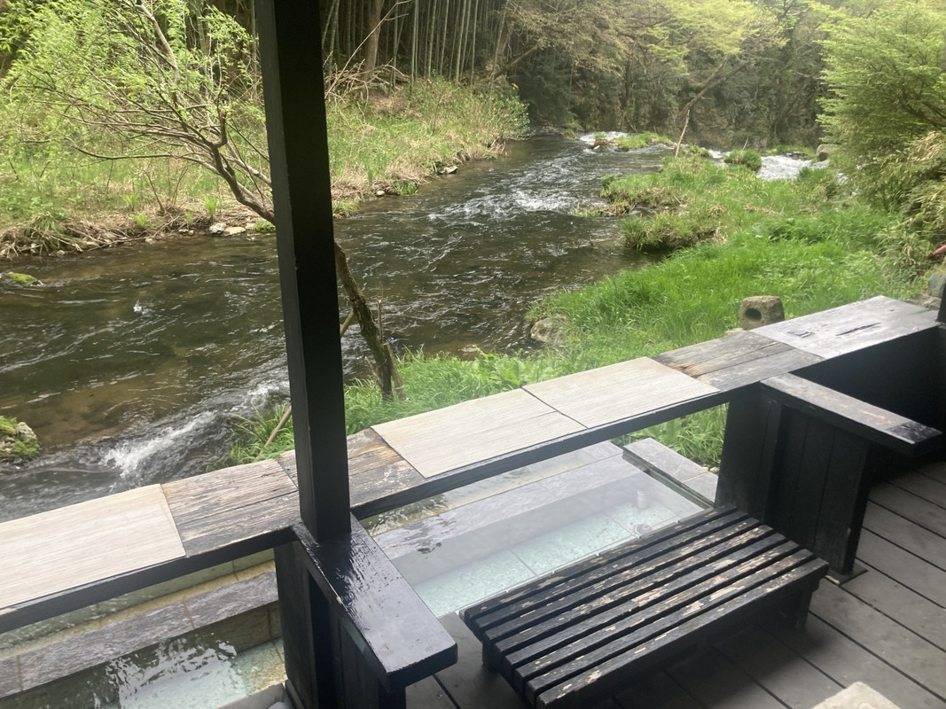 渓流を見ながら足湯も楽しめます