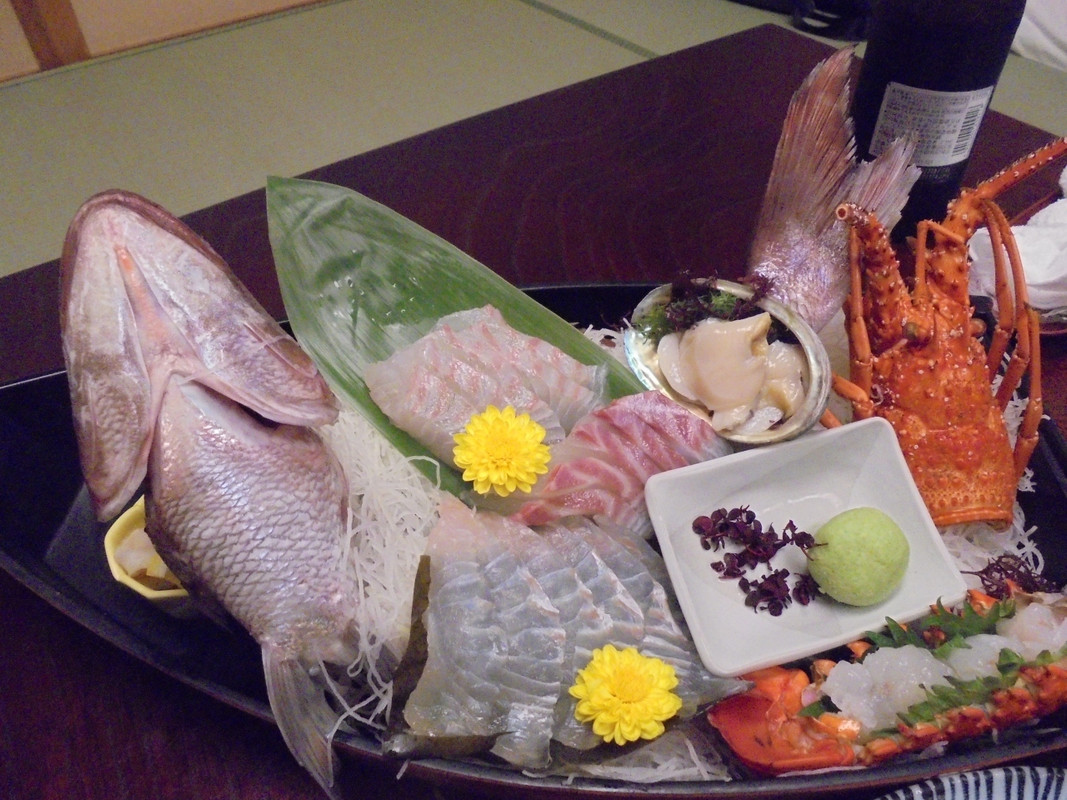 夕食　鯛や伊勢海老などの刺身