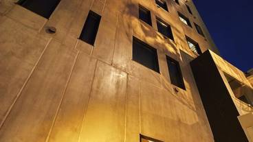 施設の正面 (日没後) / 3