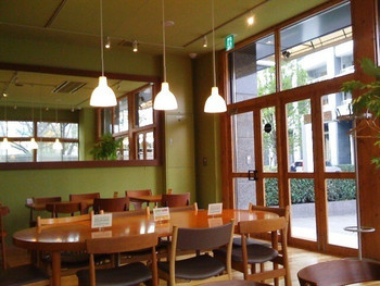 「旬穀旬菜カフェ」内観 1072107 明るくてやさしい雰囲気の店内