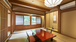 10畳和室渓流側