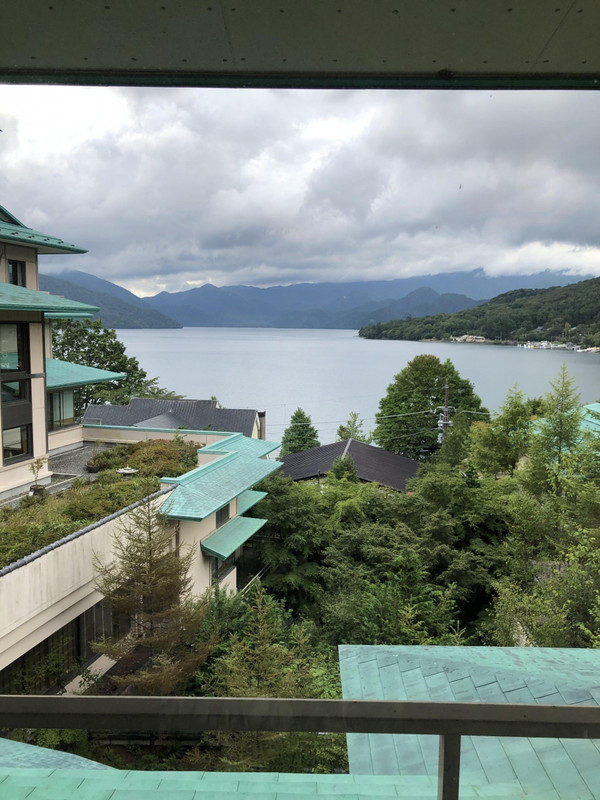 中禅寺湖が見えてまあまあの眺望です。