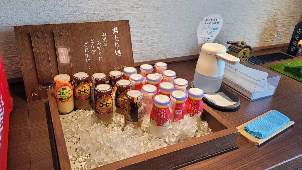 高台から温泉街を一望
目覚めのドリンクを / 3