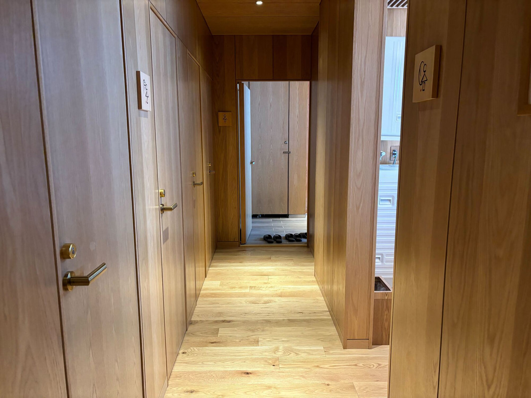 手前に洗面スペースとシャワールーム、奥がトイレ / 5