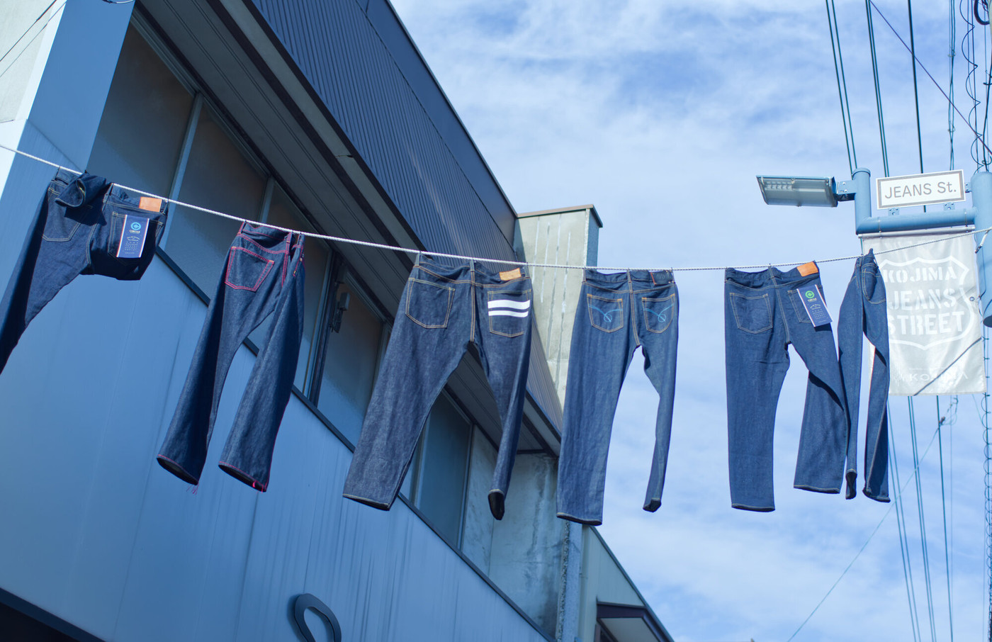 ジーンズストリートに干してあるジーンズ