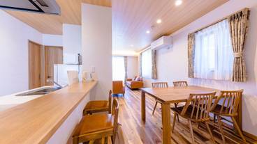 客室内のダイニングエリア / 15