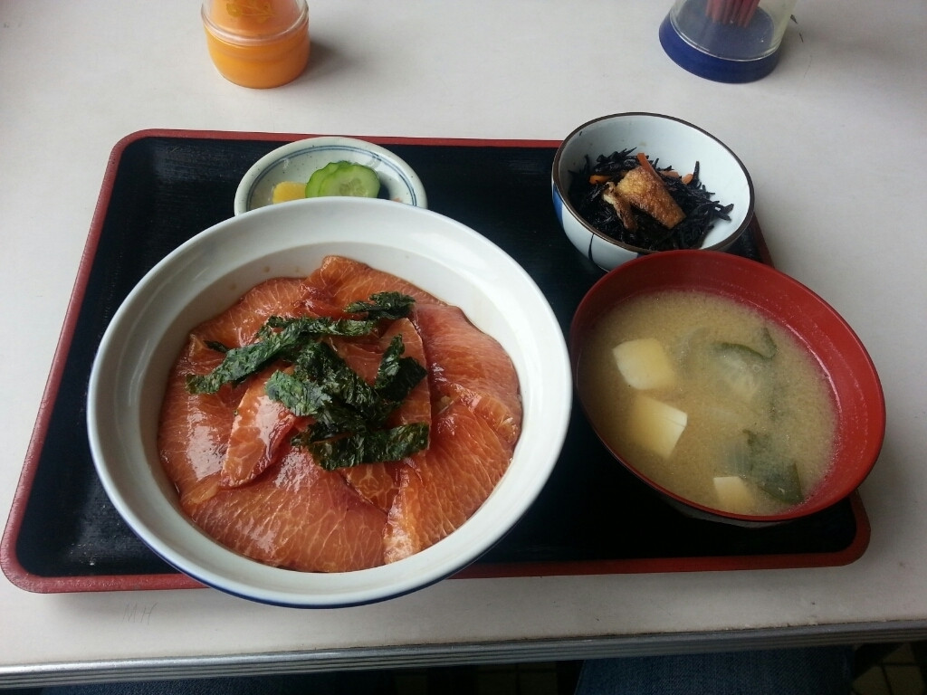 「まるよし食堂」料理 702483 かま浸け丼（かまトロ）¥1300
ワカメと豆腐　玉葱の味噌汁、ひじきの煮物、ぬか浸け付き