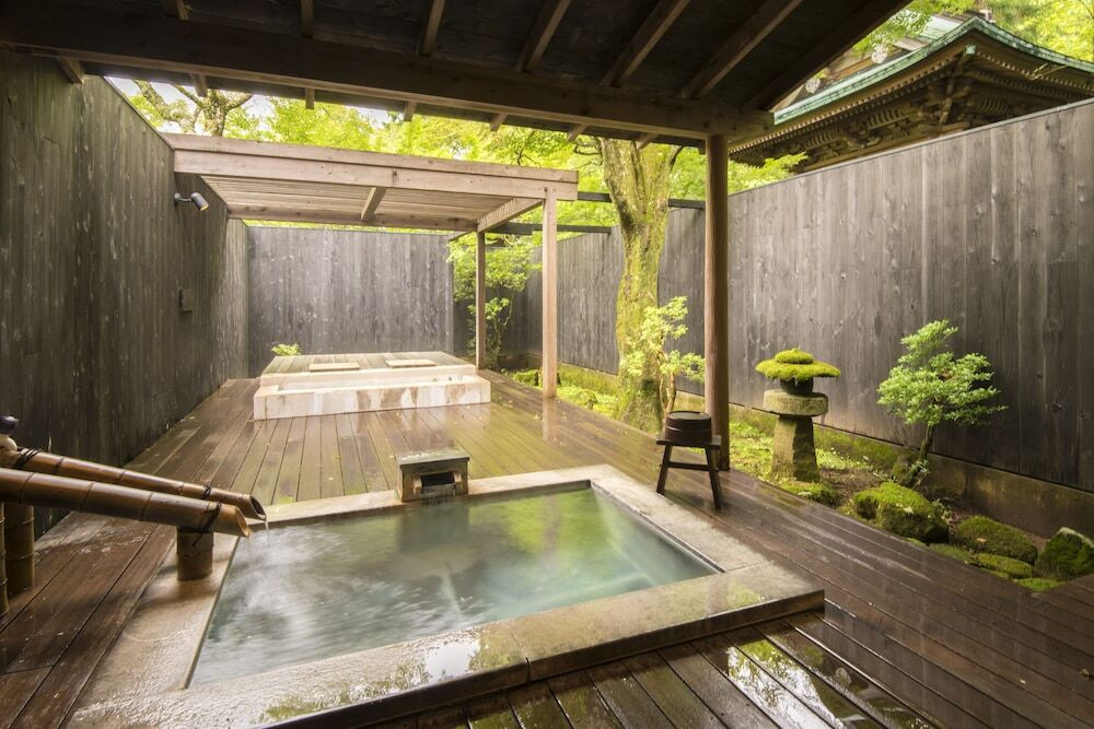 明治期の皇室別荘で、三大美肌泉質を含む湯に癒される3410787