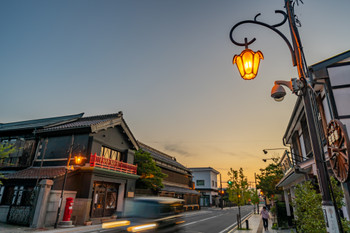 福島県会津若松市　歴史的ロマンを感じる七日町通り　夕暮れ