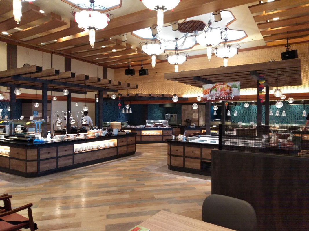 奥にライブキッチン、写真の左側にも料理があります。