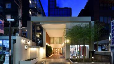 施設の正面 (日没後) / 1