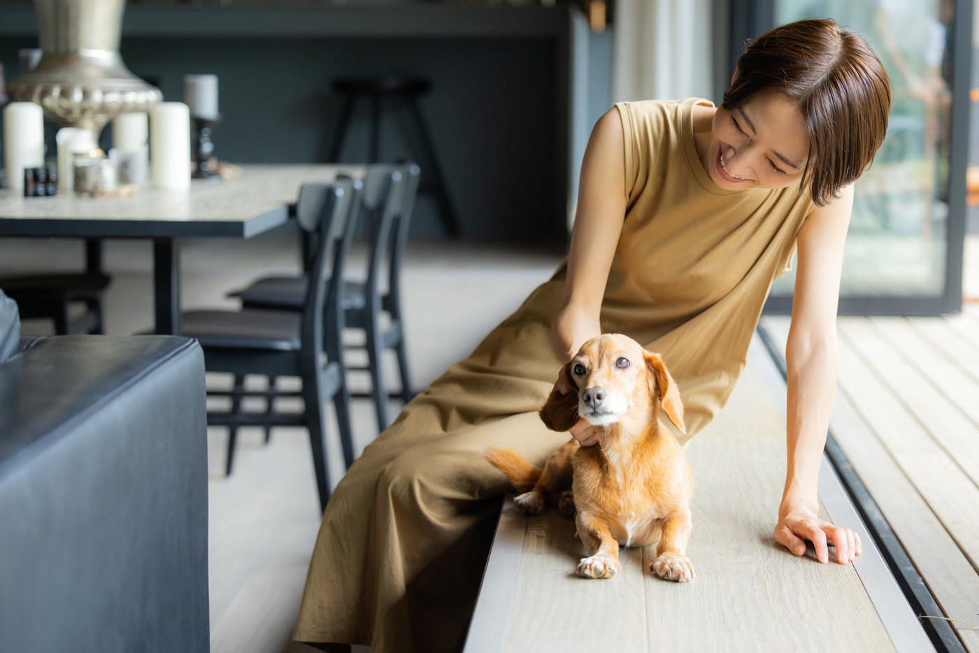 愛犬を抱く女性