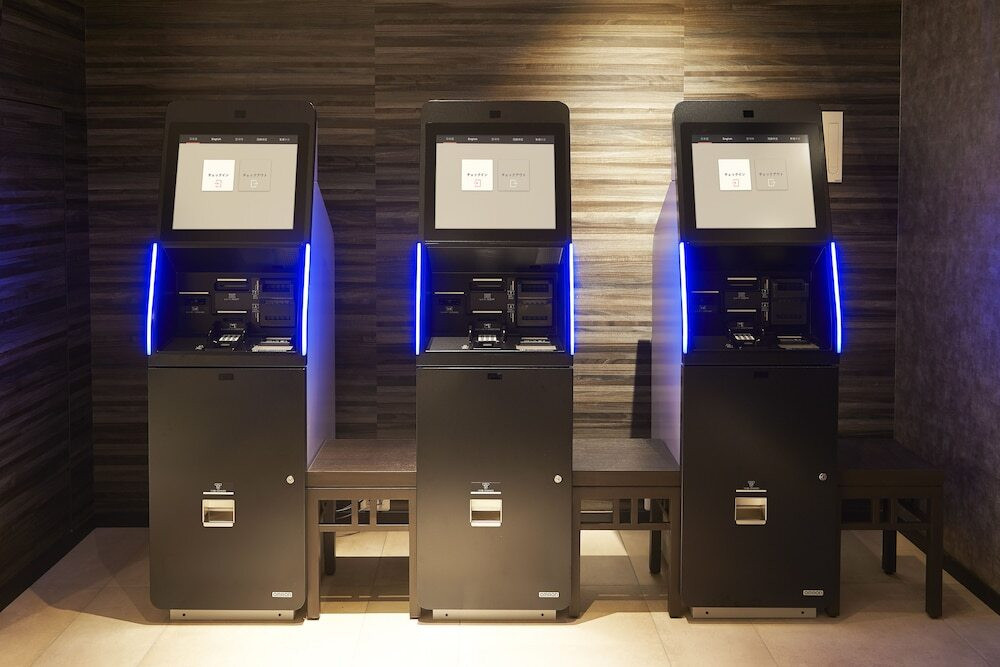 チェックイン / チェックアウト キオスク