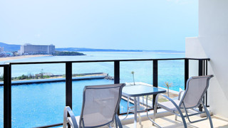 プレミアム ルーム キングベッド 1 台 バルコニー オーシャンビュー（プレミアムオーシャン キングルーム)