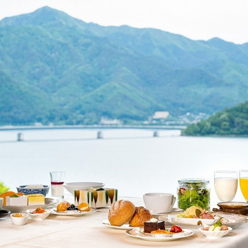 館内のいたるところから河口湖が望める3532996