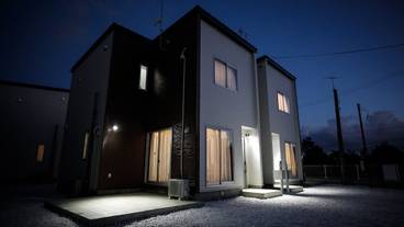 施設の正面 (日没後) / 2