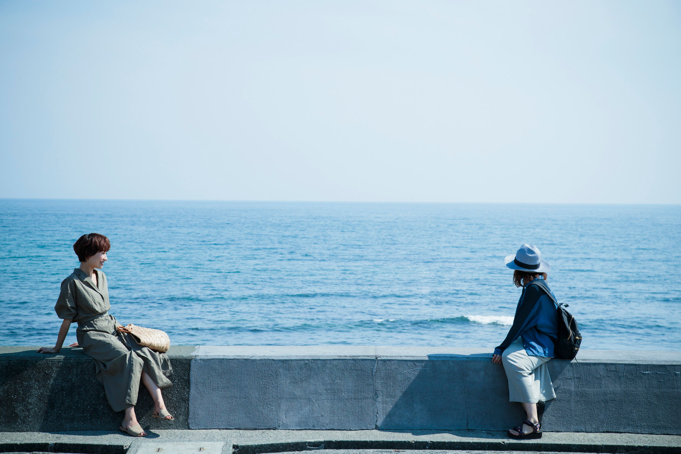 女性　旅行　海　ショートトリップ　散策　散歩