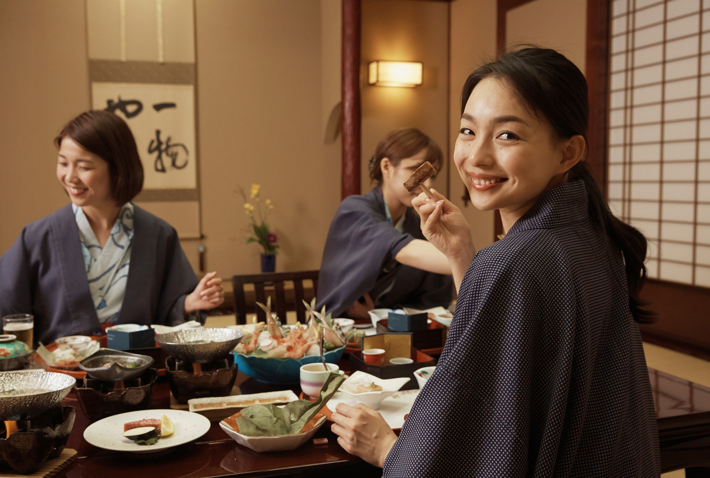 宿で食事する女性達