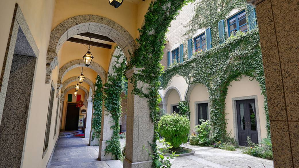 ロマネスク様式の中庭
優雅な朝を過ごそう / 4