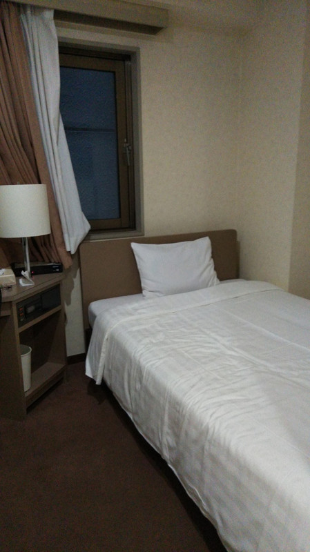 部屋は意外と広いです。