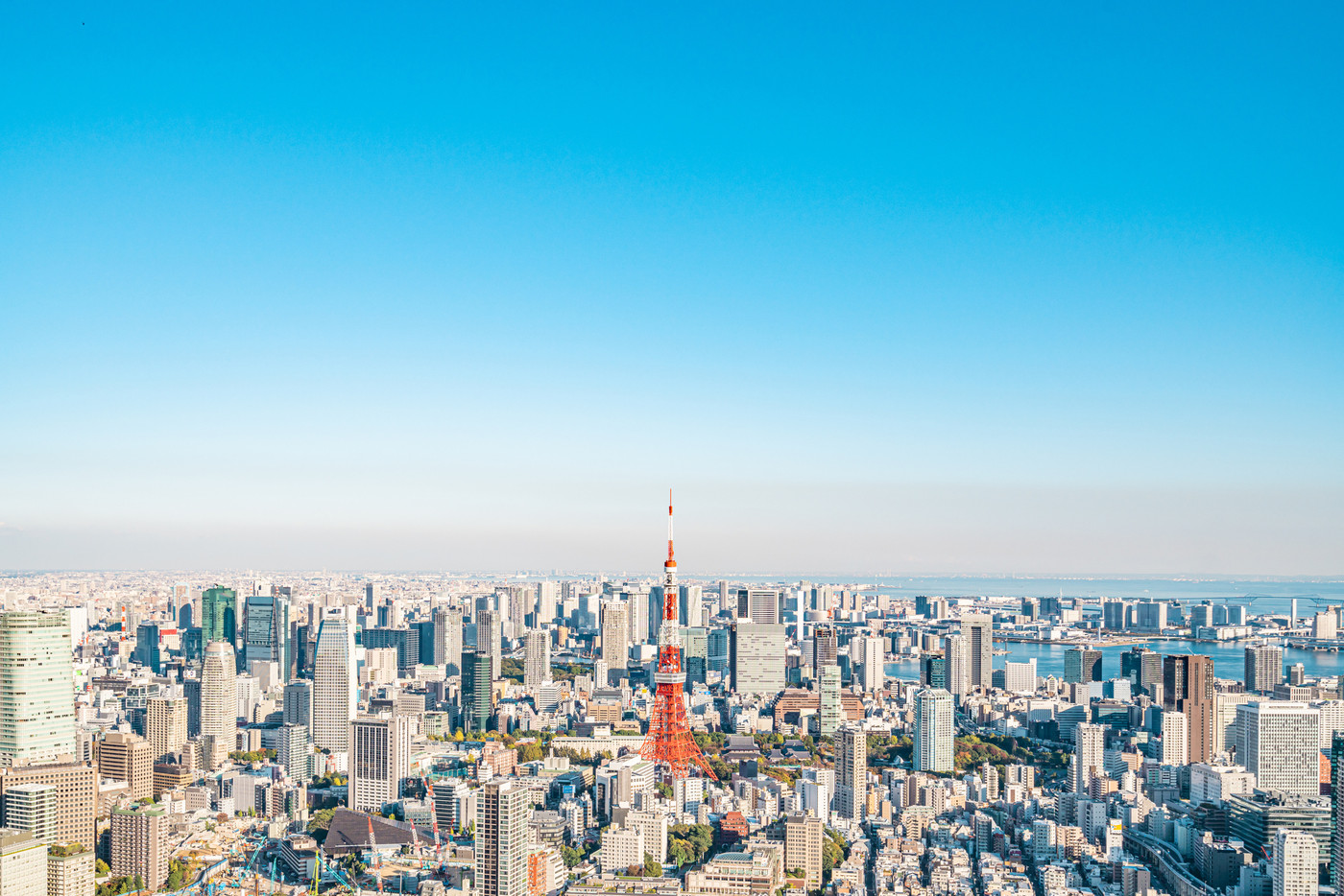【東京都】さわやかな青空の都市風景