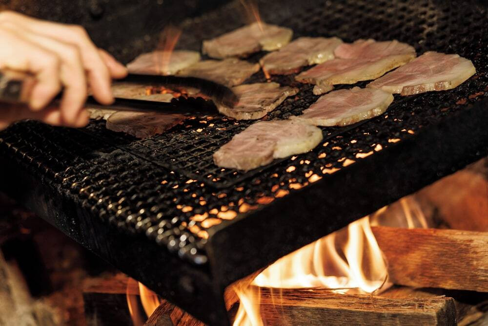 薪火グリルで焼き上げたお肉を、朝からがっつり!4574189