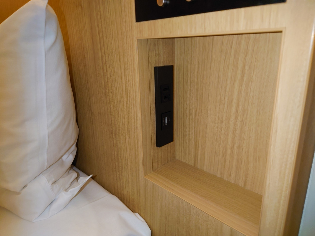 ベット横にUSB充電用の口があるのは嬉しいです