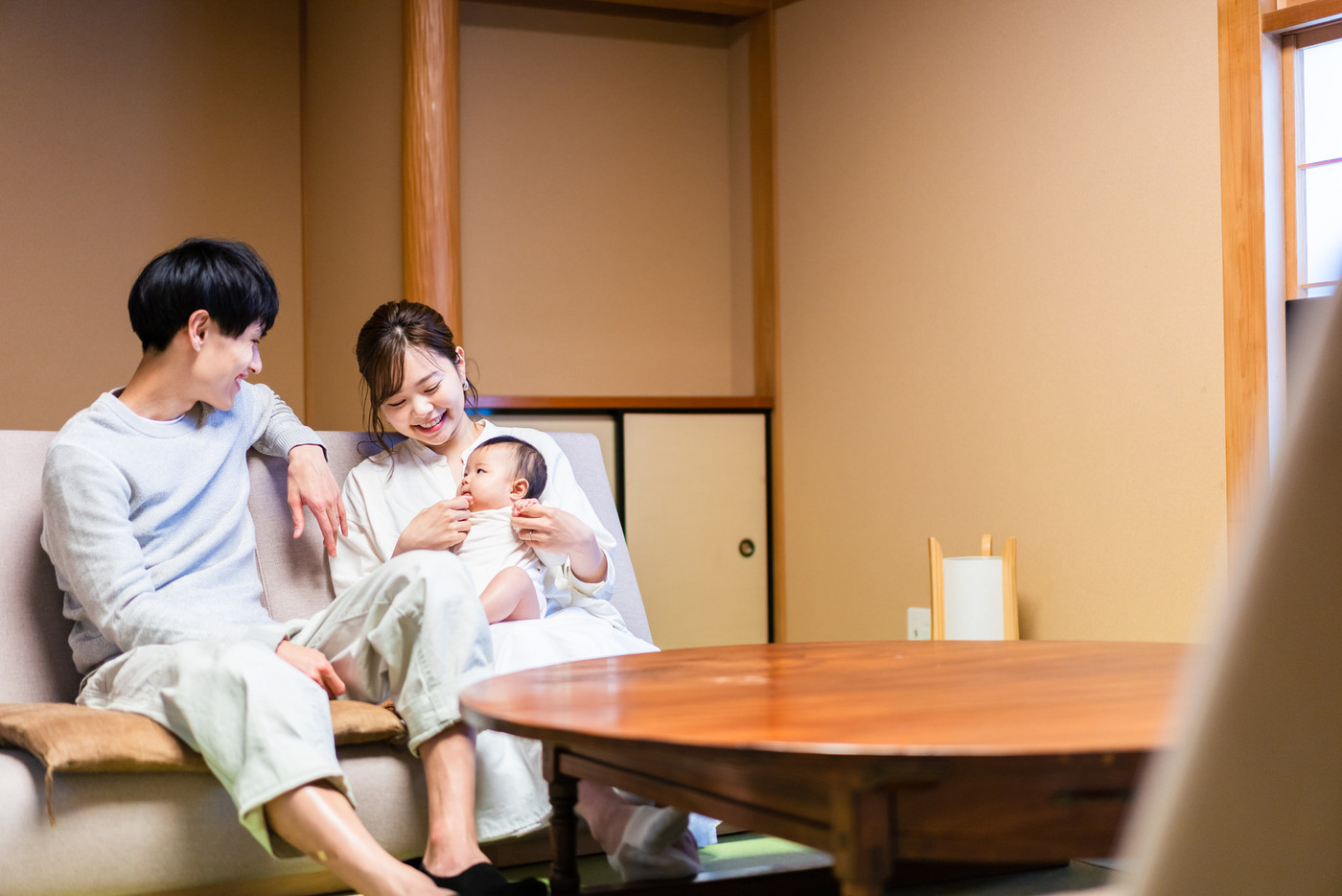 赤ちゃんと温泉旅行を楽しむ若いファミリー