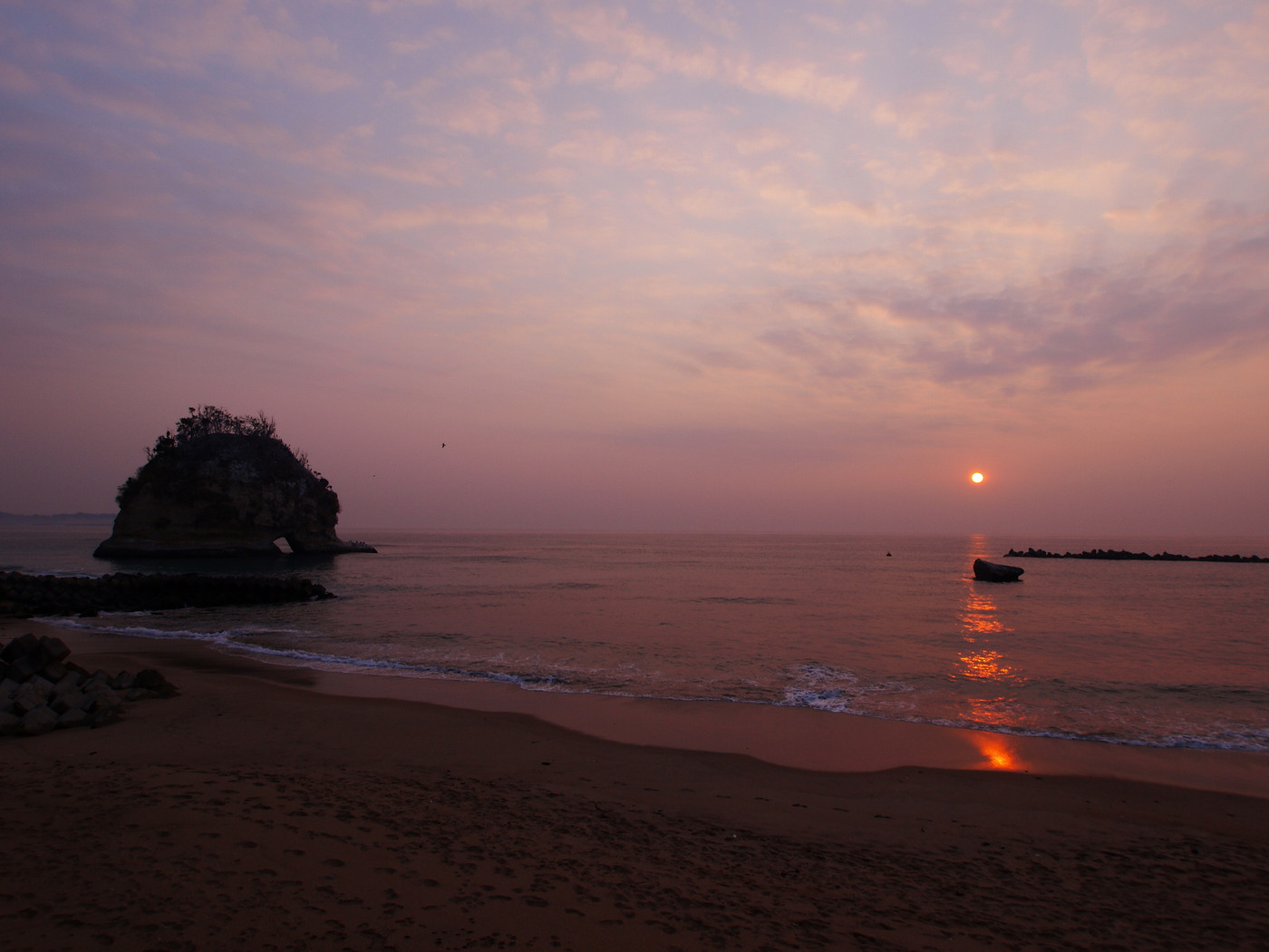 茨城県北茨城市，二ツ島の昇陽。ピンク色の柔らかな春の朝日がきれい