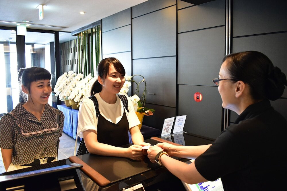 チェックイン / チェックアウト キオスク