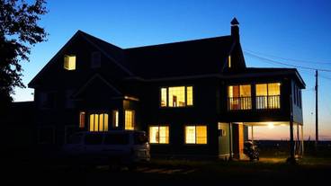 施設の正面 (日没後) / 3