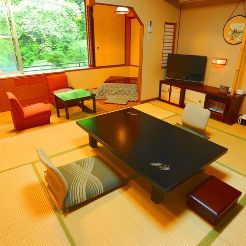 掘りごたつ付きの本館・川側和室