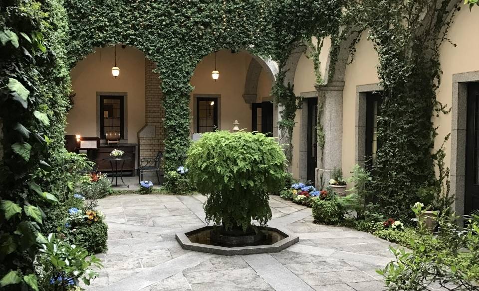 ロマネスク様式の中庭
優雅な朝を過ごそう / 3