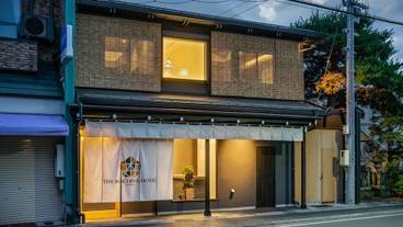 施設の正面 (日没後) / 1