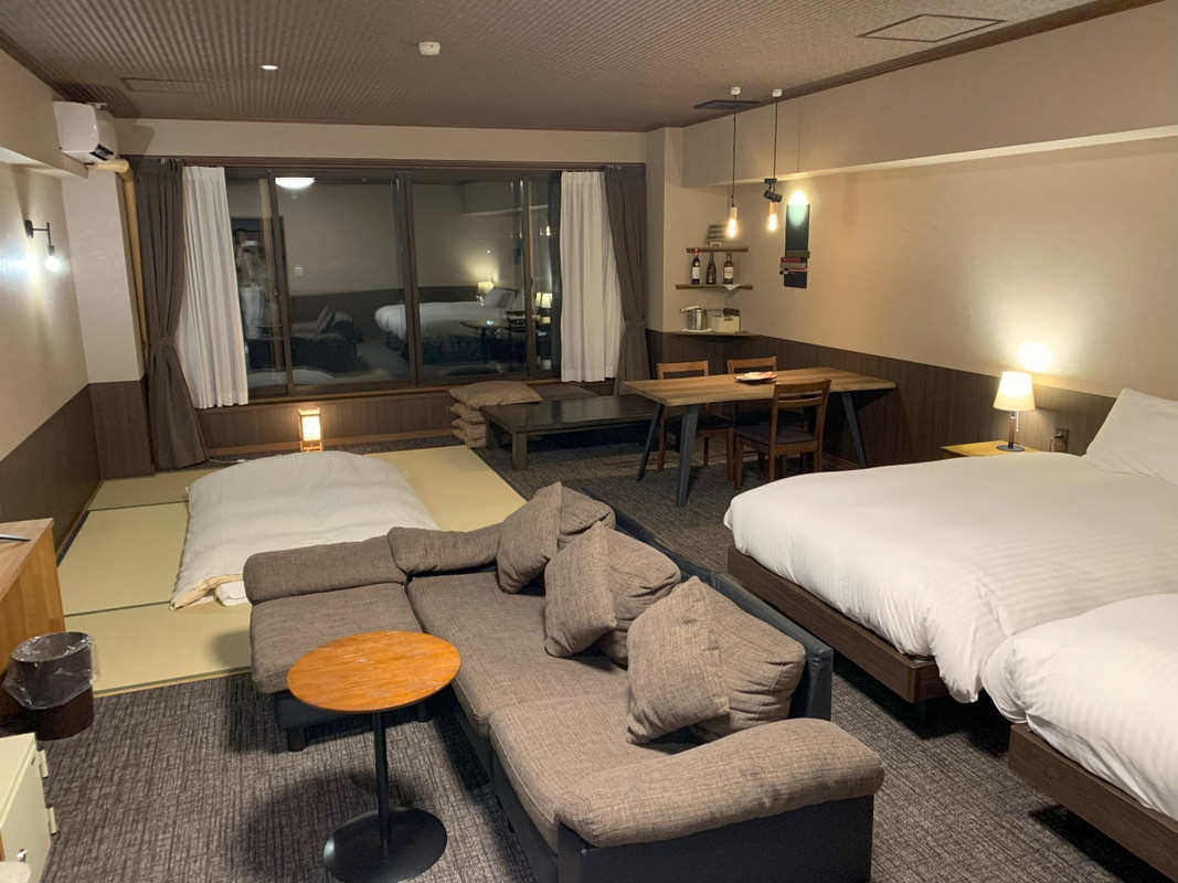 部屋は十分広いです