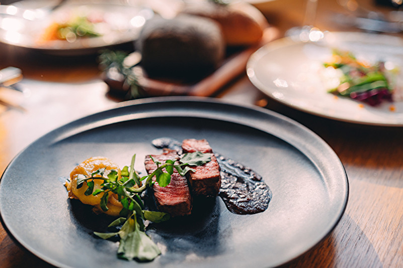 ガラス張りのダイニングで、薪火オーブンを使ったフレンチを4020348