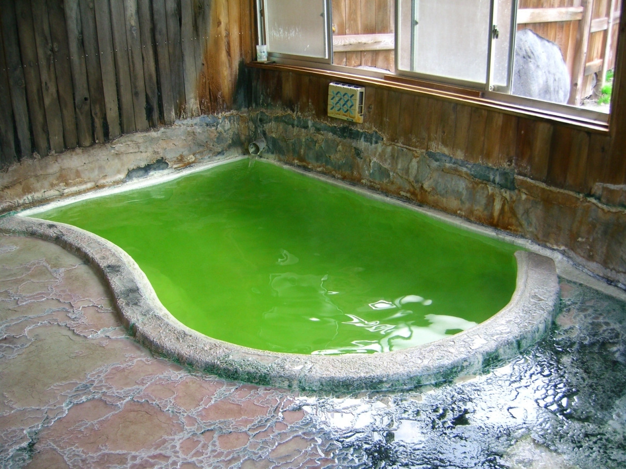 まるでバスクリンを溶かしたようなお湯の色に驚き！4083845