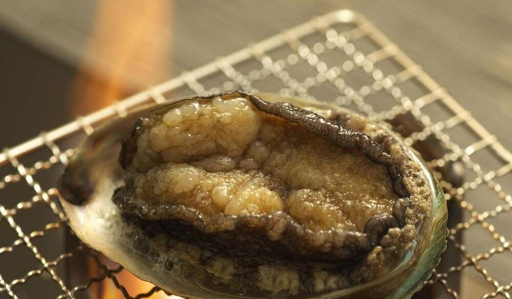 海の幸たっぷりの会席を
個室料亭でゆっくりと / 2